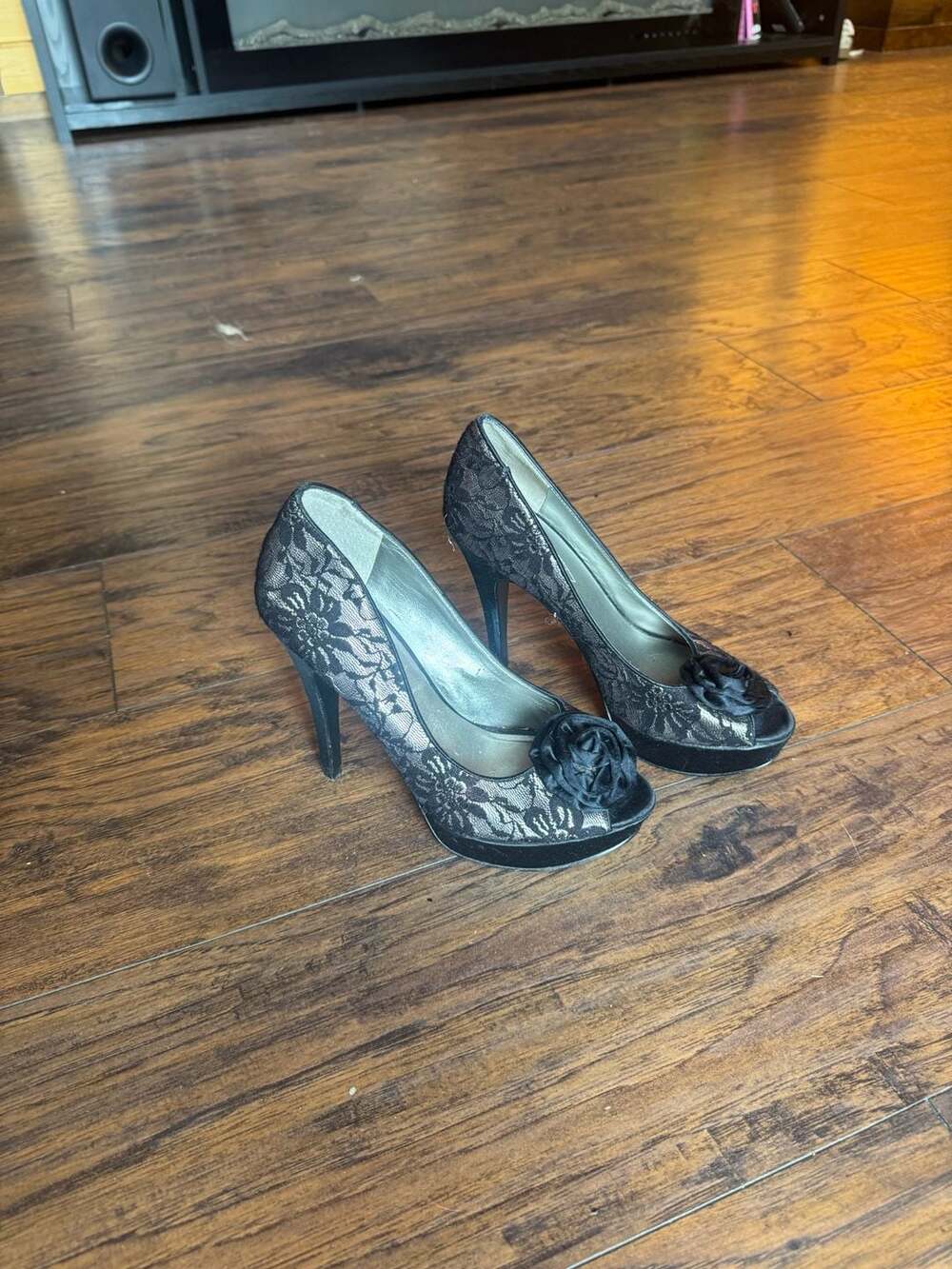 Guess Black Lace Peep Toe Platform Heels Size 7M
